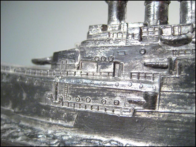 Modell S.M.S. Gneisenau 2, aus Metall auf Holzsockel  